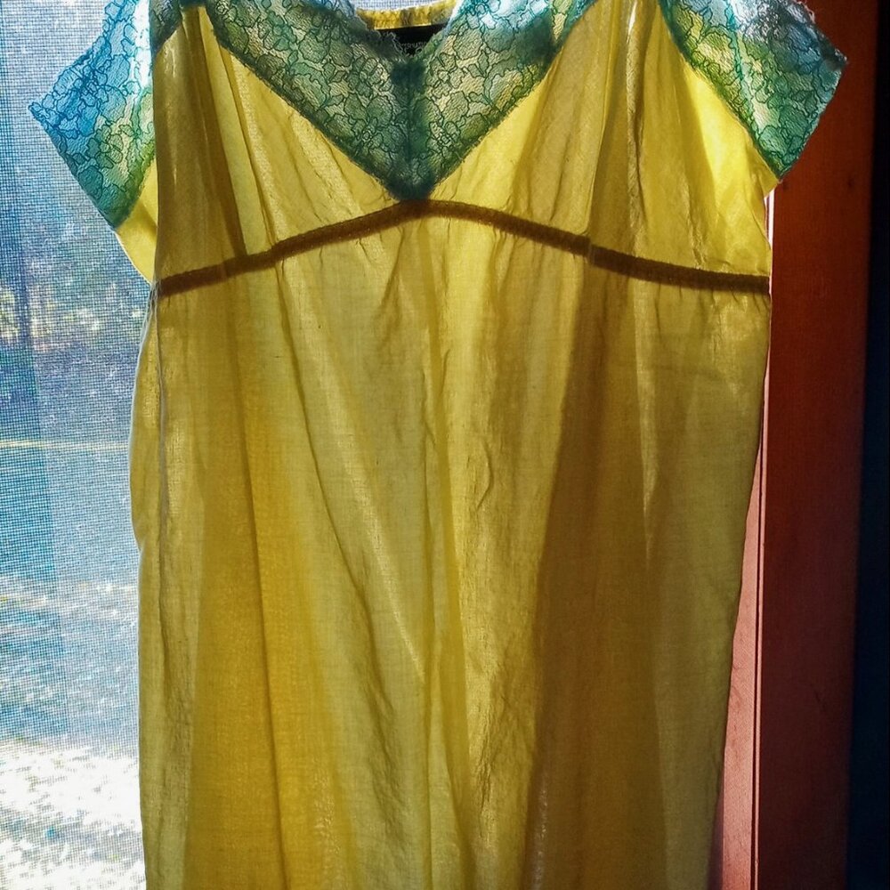 Sexy & Feminine Victoria's Secret Camisole Top - Picture 4 of 11